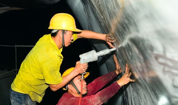 隧道防水板焊接施工現(xiàn)場