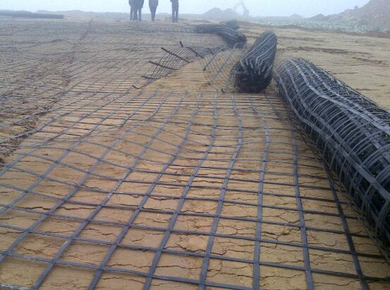 鋼塑土工格柵提高土體性能分