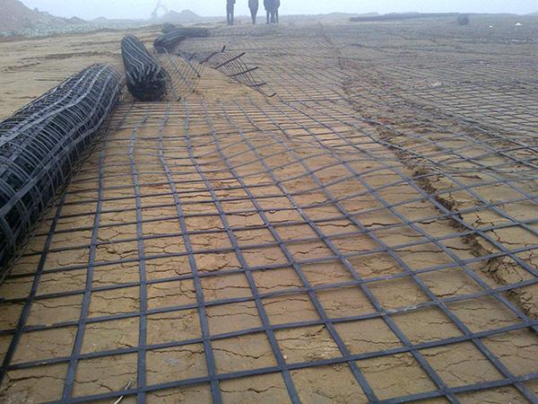 冬季和夏季鋪設土工格柵有哪些不同影響